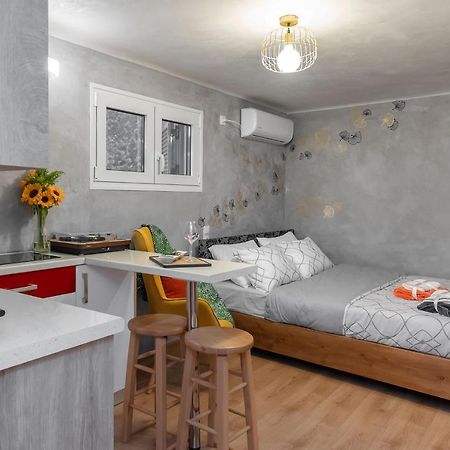 Cozy Tiny Apartment In The Heart Of Plaka Athen Exterior foto